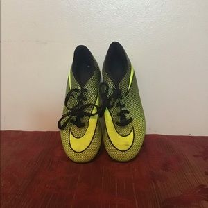 Soccer shoes